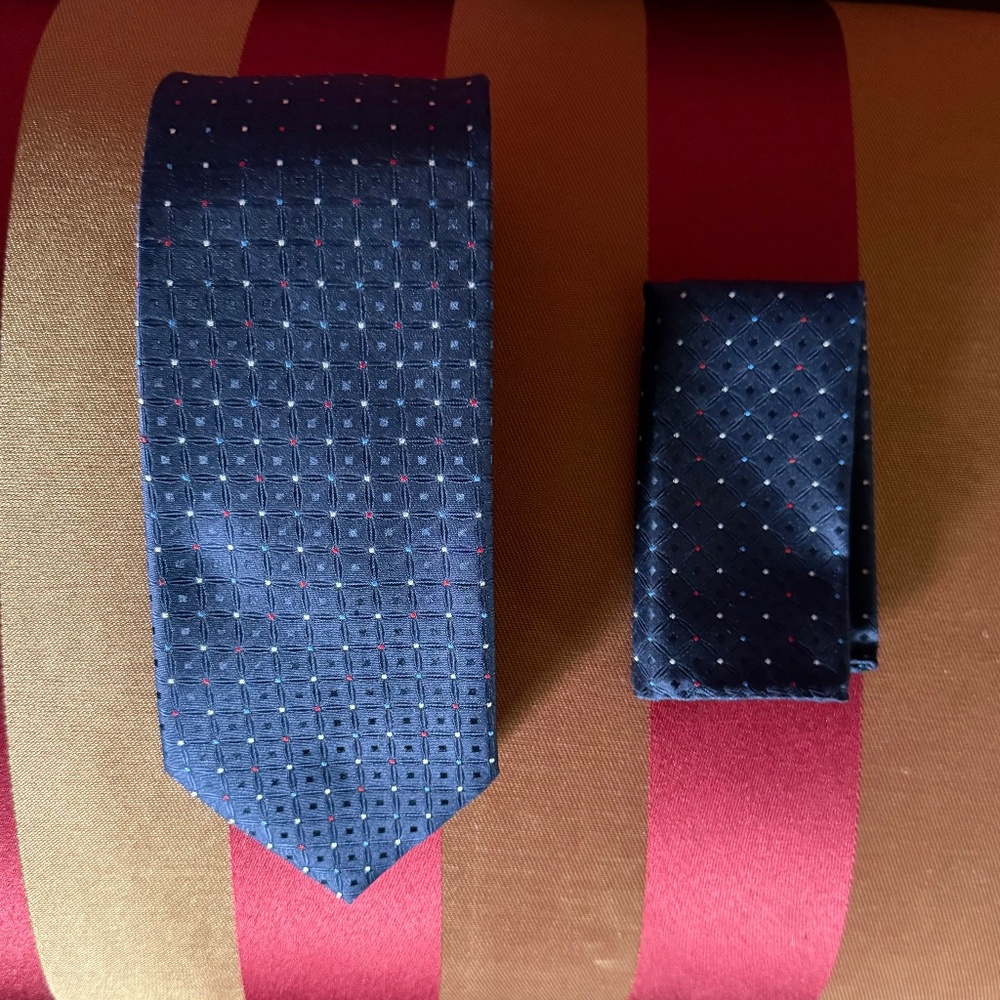 Silk neck tie and matching silk pocket square